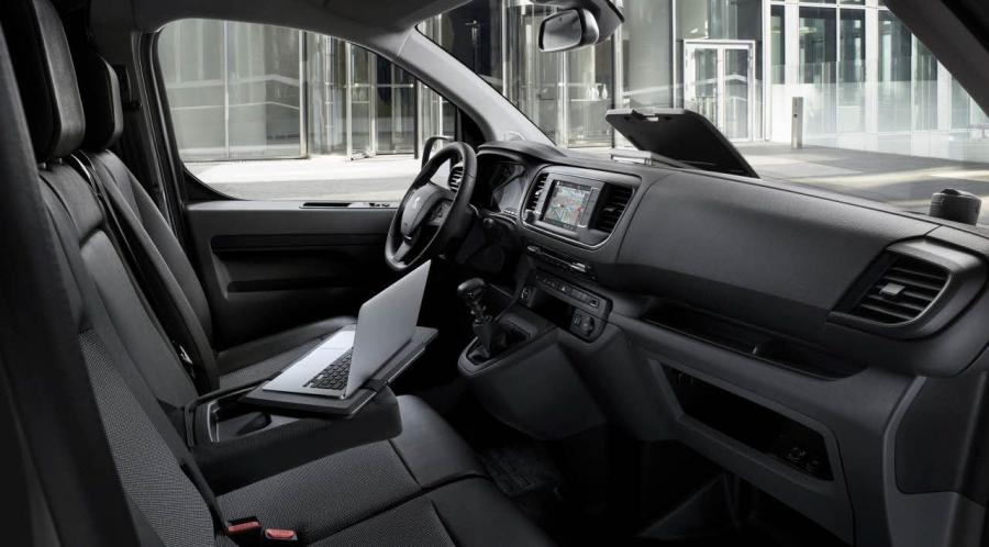 Интерьер Peugeot Expert 2016 года  (фото 17 из 48)